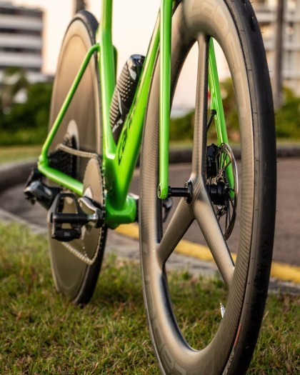 Roue avant CADEX à 4 batons carbone à pneu et patins - VELOSEINE